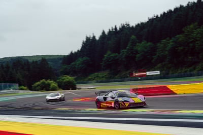 Kilómetros sin Huella | El creador de Kilómetros sin Huella, Alejandro Geppert, y su compañero Will Aspin vencen en Spa-Francorchamps y se acercan al liderato del McLaren Trophy Europe 2025